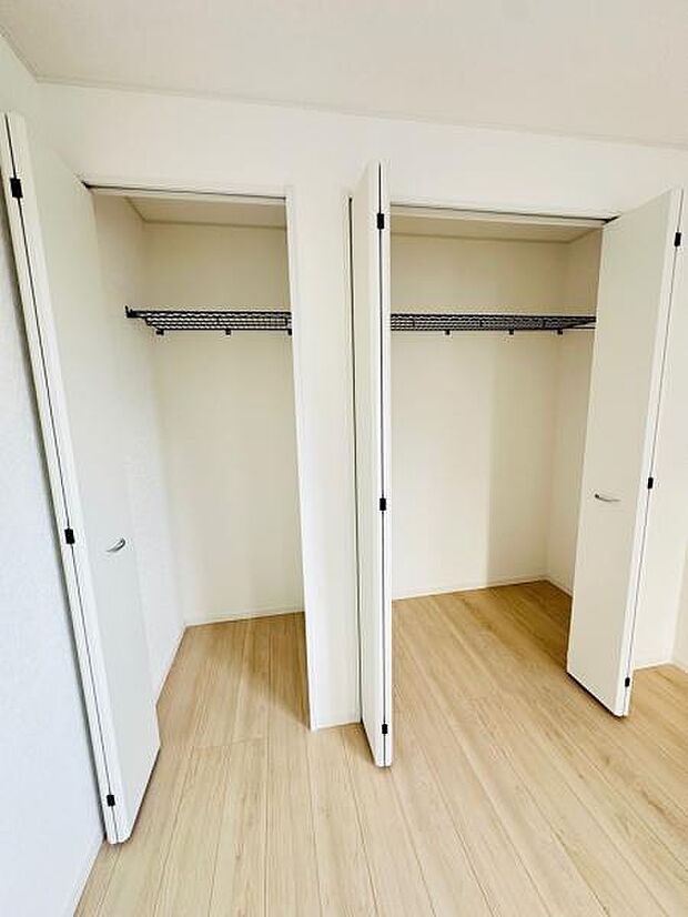 5号棟 全室たっぷり収納。通気性の良い棚付き。