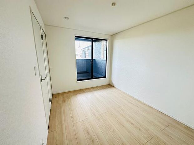 5号棟 ゆとりのある洋室で、バルコニーへ出れる点も魅力的。