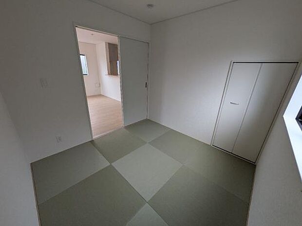 1号棟 高級感ある琉球畳の4.5帖和室。寛げる空間がもう1室あるって心地よいですね。