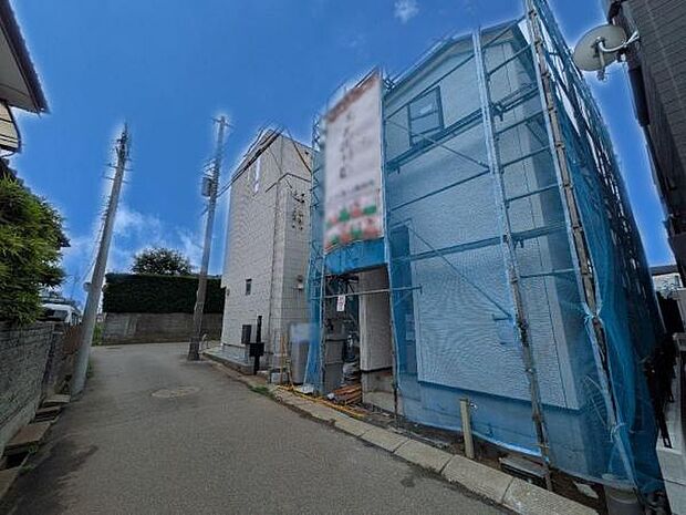 閑静な住宅街に位置しており、交通量も少なく安心の道路です。