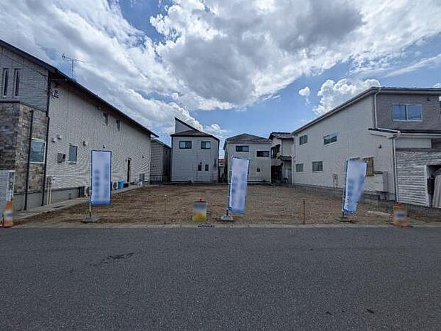 キレイな整形地が見える更地。ここから全2棟建築が始まります。