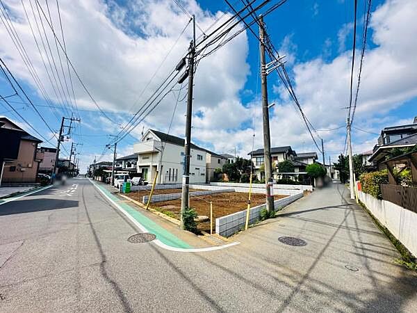 前面道路は7.6～8.0ｍ。車のすれ違いも容易な道路で広々としています。