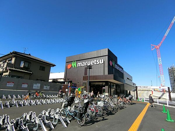 マルエツ 大久保駅前店まで徒歩8分 夜10時まで営業しているので共働き家庭でも利用しやすいです。駐車場は最初の1時間30分は無料です。