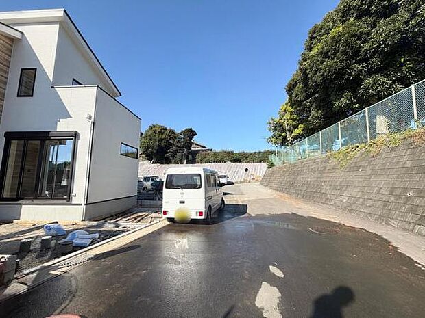 角地の為解放感もあり、駐車もしやすくなっています。