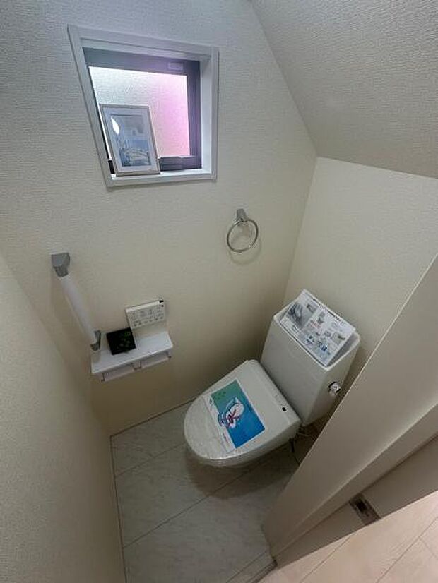 トイレの様子です。手すりがついており、立ち座りの補助をしてくれます。