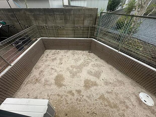 ちょっとした遊び場や、ガーデニングも楽しめるお庭です。