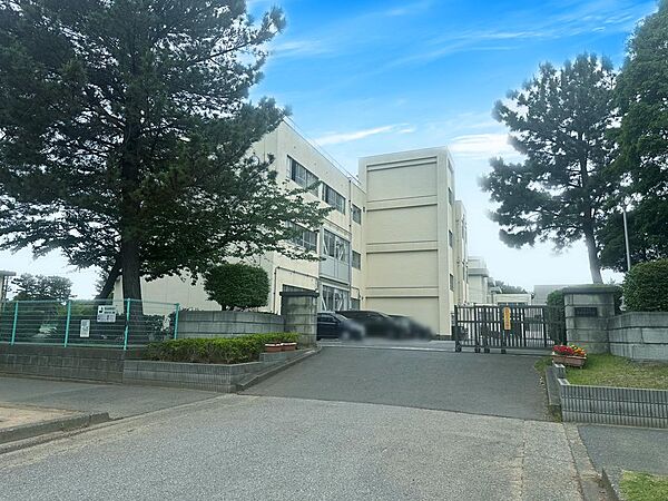 千葉市立幕張西中学校まで徒歩10分 13の部活動が活動する。自然に囲まれた開放感ある学校。