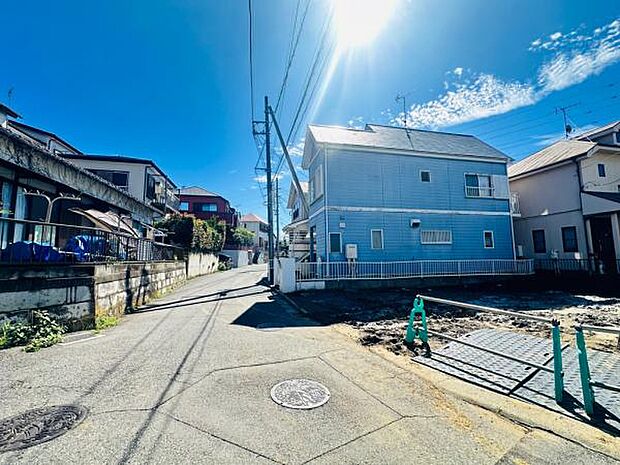公園至近。間口も広めで駐車もしやすくなっています。