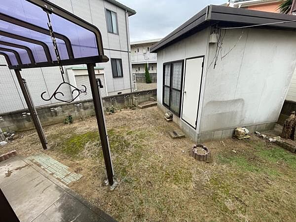 ちょっとしたお庭もあります。お庭にはプレハブ小屋、倉庫があります。