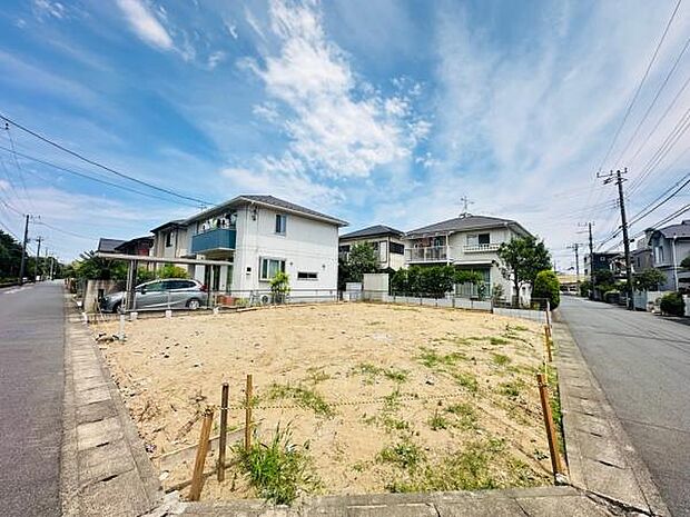 目の前はテニスコート敷地で緑もあり、周辺は公園も多い環境です。