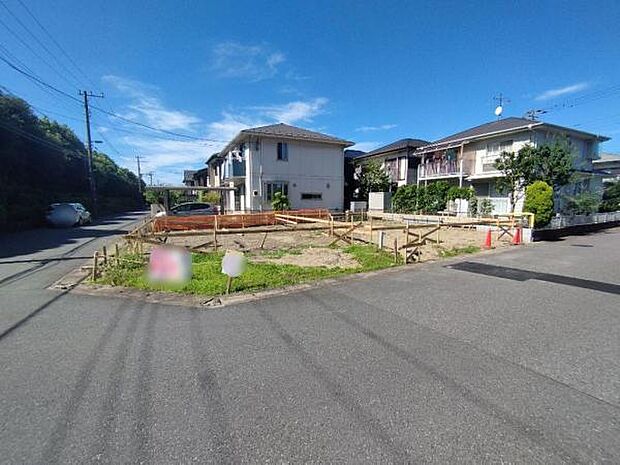 9/14撮影 角地を含む全2棟です。閑静な住宅街にあり日当たりも良好です。