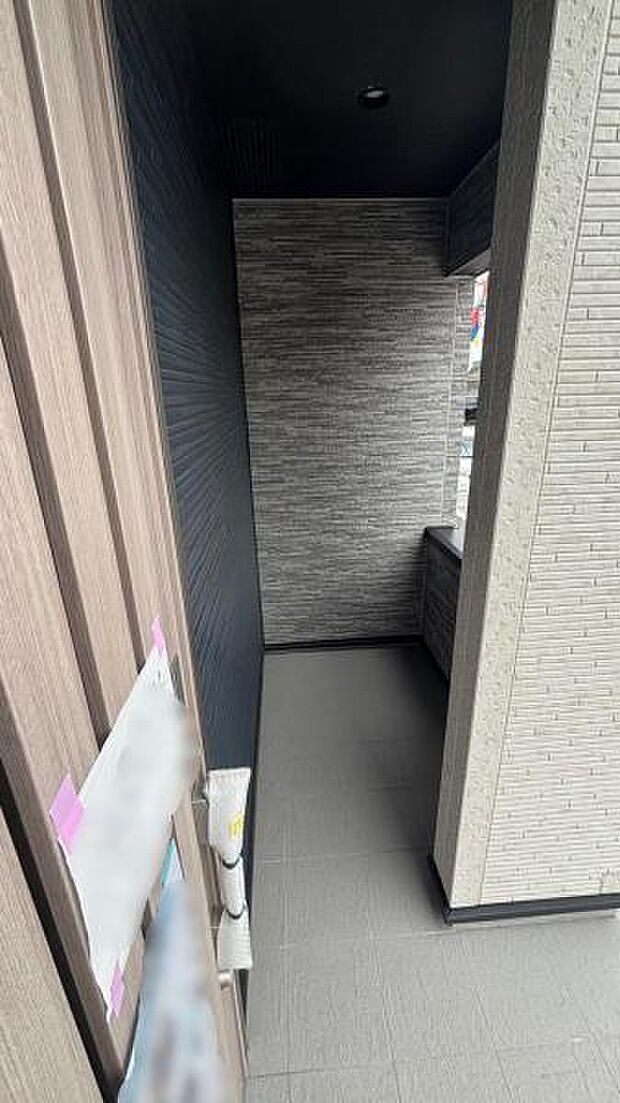 （2号棟） 玄関横のスペースはちょっとした収納にも使用できそうです。