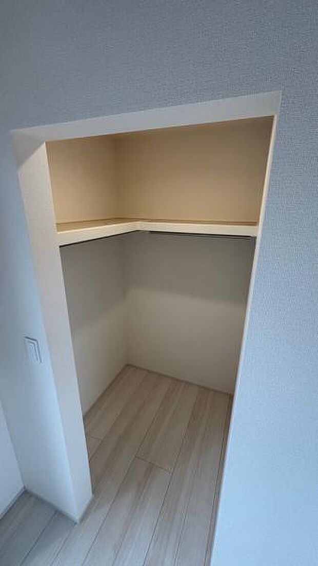 （2号棟） 2階の各部屋に洋服もしっかり収納できる広々WICがございます。