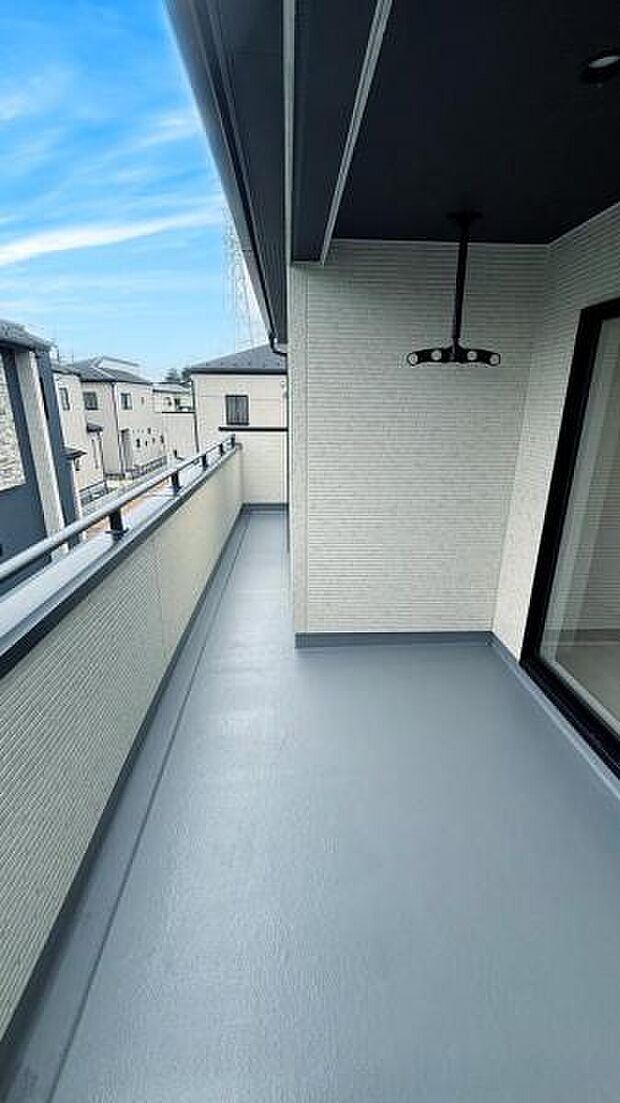 （2号棟） 広々としたバルコニーは、お洗濯ものを干すときも干しやすくなっています。