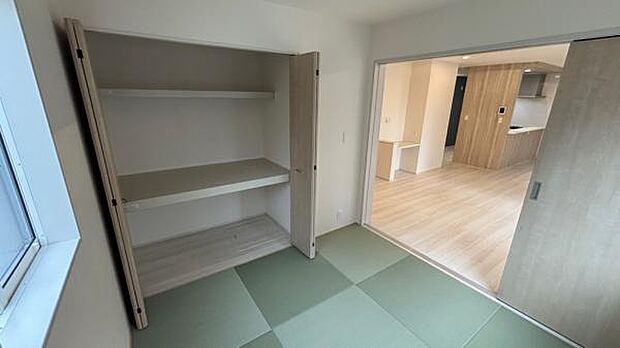 （2号棟） リビング横の和室です。勉強部屋や客間など、使い方は様々です。