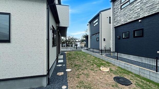 （2号棟） ちょっとした遊び場や、ガーデニングも楽しめるお庭です。
