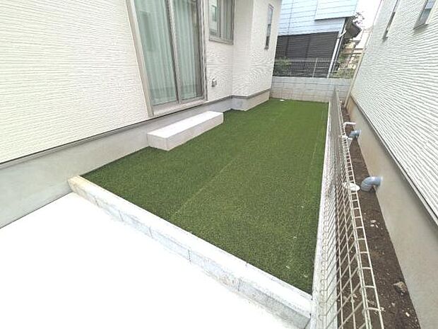 （A号棟） 省スペースですが、お庭がありまう。プール等も広げられる広さは十分にあります。