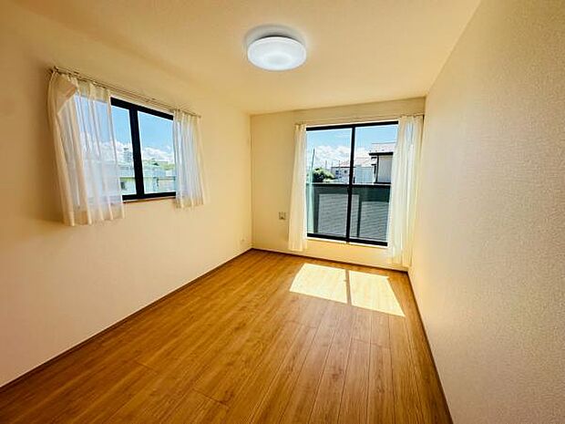 主寝室である6.5帖の洋室です。大きめのベッドでも十分入る広さです。