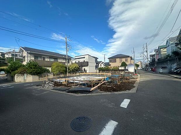 前面道路は4.0~5.0m。 三方角地を含む全2棟です。