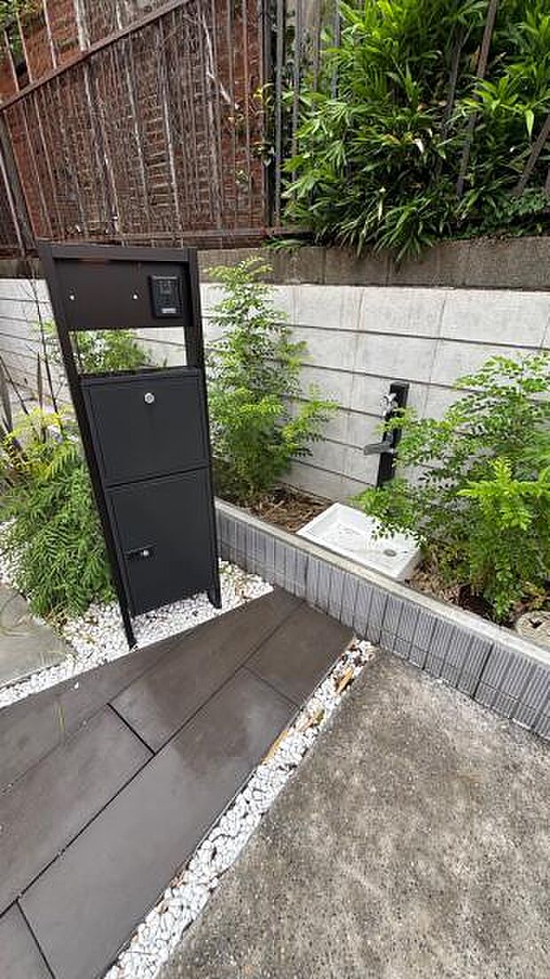 不在時でも受取可能な宅配ボックスです。非対面での受け取りができます。