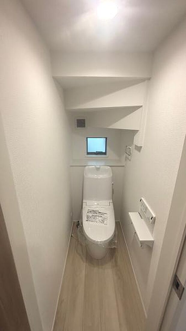 自然光の差し込む明るいトイレです。