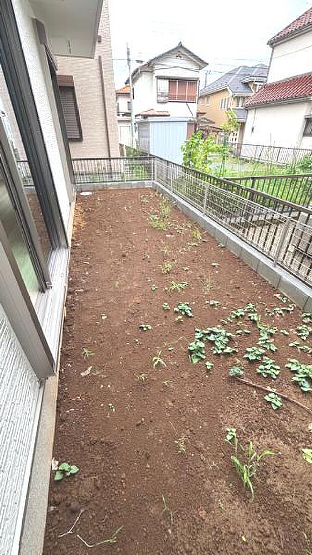 広々したお庭つき。ガーデニングや家庭菜園も楽しめます。