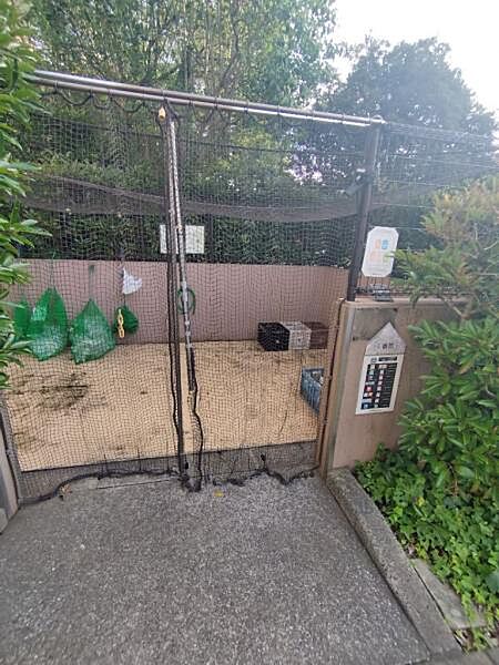 ゴミ捨て場は敷地内にあり、通勤時などにすぐ出すことができます。