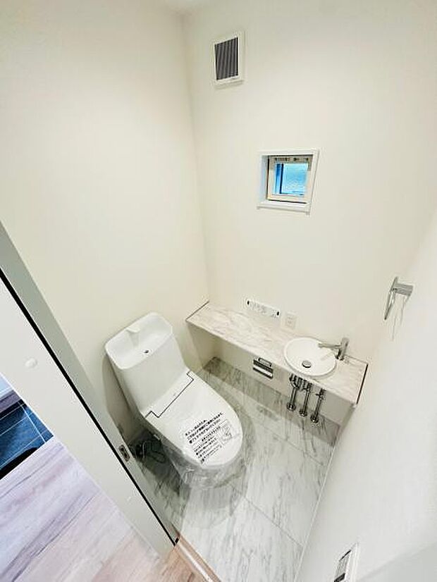 (2号棟) 温水洗浄機能付きのトイレです。別で手洗器もあり清潔に保てます。
