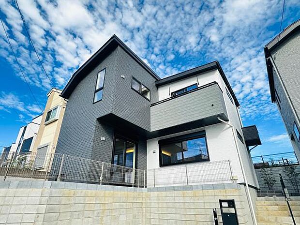 (1号棟) 2色の色使いがお洒落な外観です。閑静な住宅地にもなじんでいます。