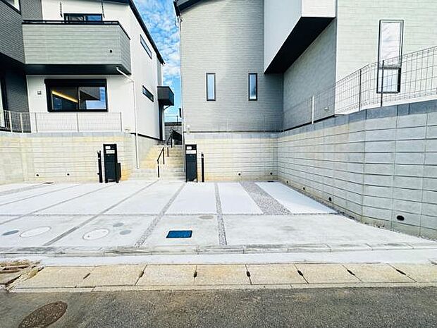 (2号棟) カースペースは左右にも十分スペースがあり、駐車しやすくなっています。