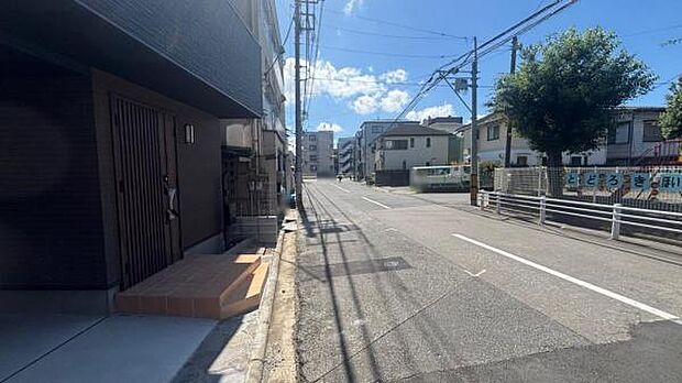 見通しの良い道路です。保育園が目の前にあります。