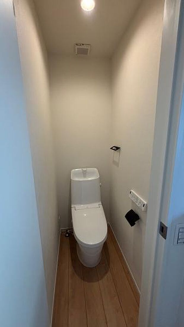 1号棟 各階にあるトイレはもちろんウォシュレット機能付き。