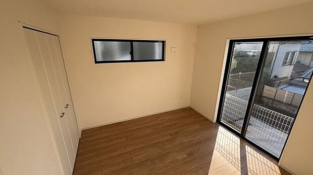 1号棟 主寝室である6.1帖の洋室です。大きめのベッドでも十分入る広さです。