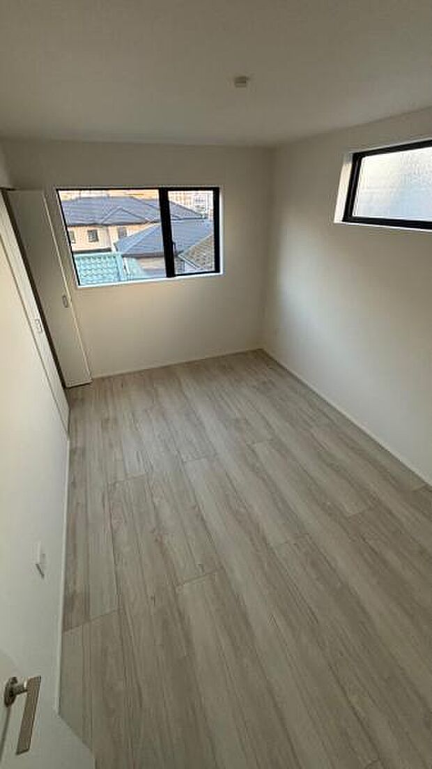 主寝室である6.7帖の洋室です。大きめのベッドでも十分入る広さです。