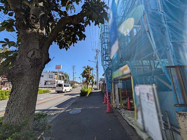 9/14撮影 歩道もある道路に面しています。バス停がすぐございます。