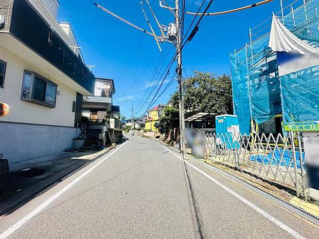 前面道路は広々としており、車のすれ違いも容易な広さです。