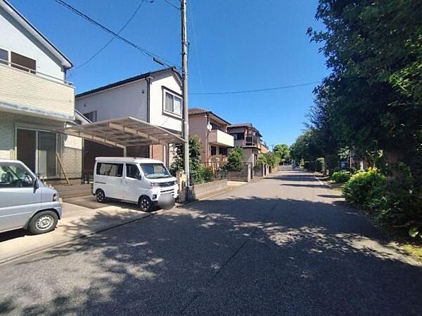 前面道路は広々としており、交通量も少なく安心です。