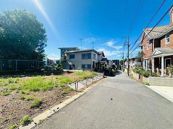 前面道路は5.0ｍ。車のすれ違いも可能な広さで、駐車もしやすいです。
