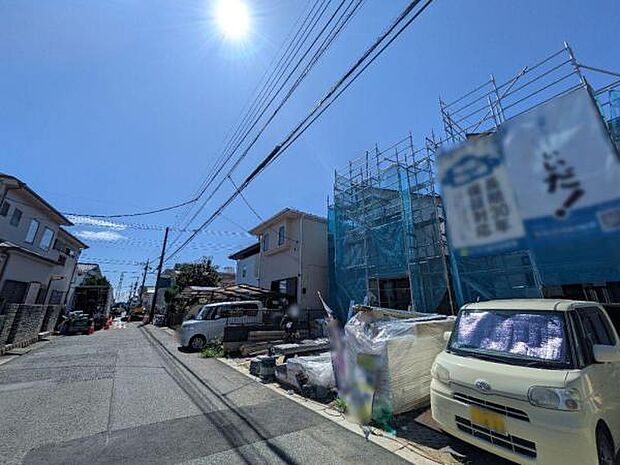 9/14撮影 前面道路は広々。この先は行き止まりがあるので、車の数は限られます。安心に繋がる前面道路。