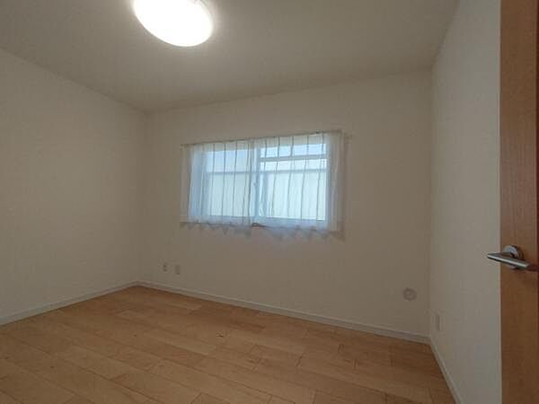 洋室が3部屋あり、使いやすい間取りです。