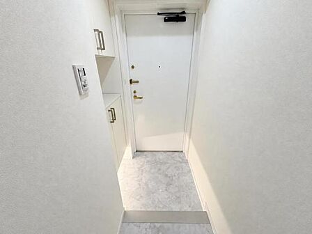 玄関スペースは十分な広さがあり、複数人の帰宅でも混雑しません。