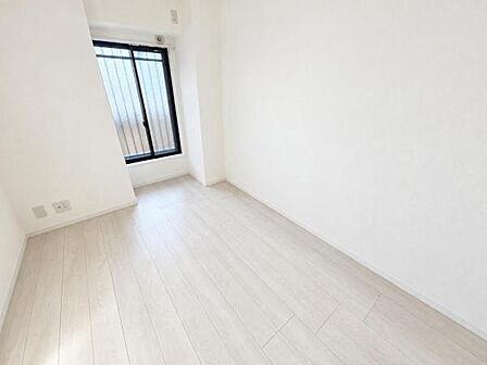 夫婦の寝室としても十分な広さのある洋室です。