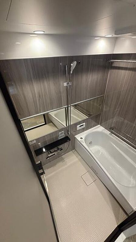 優しいナチュラルさを追求したバスルーム。浴室暖房換気乾燥機付き。