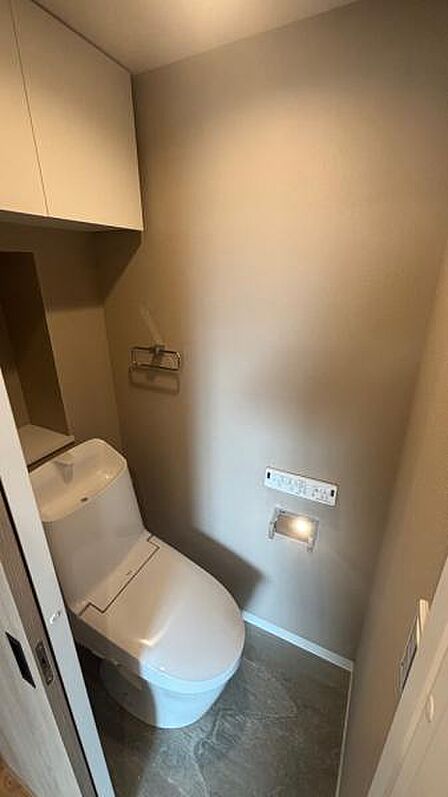 壁面収納搭載のトイレです。もちろんウォシュレット機能付きです。