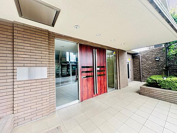 屋根付きでゆったり傘も畳めるエントランスです。