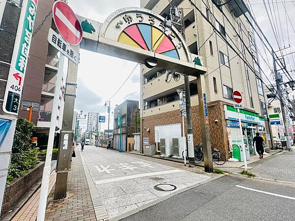 目の前には商店街があり、飲食店も豊富で休日のお出かけも楽しめます。