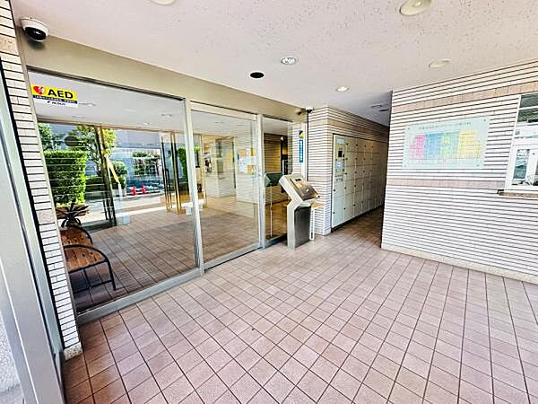 エントランスはもちろんオートロック付き。宅配ボックスもあります。