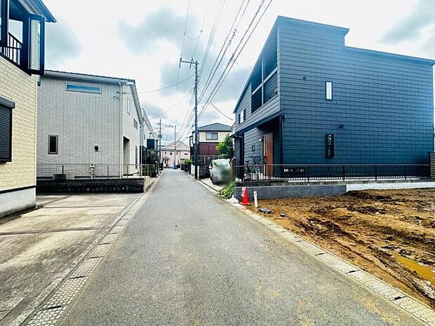 前面道路は4mで、落ち着いた道路です。