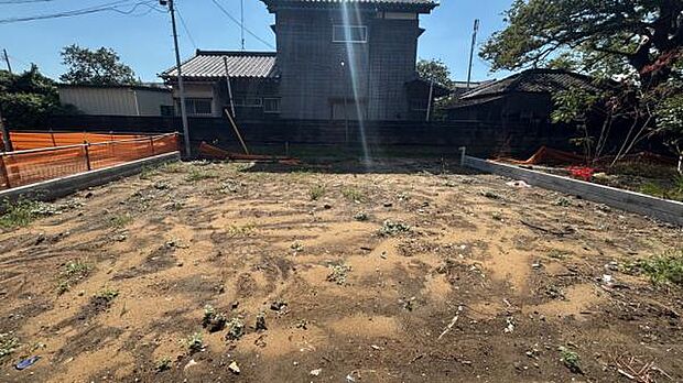 南西面道路に面しており、日当たり良好。閑静な住宅街に位置しています。