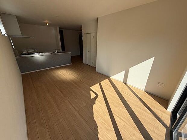 (2号棟) 22.5帖のリビングは解放感もあり、居心地のいい空間です。